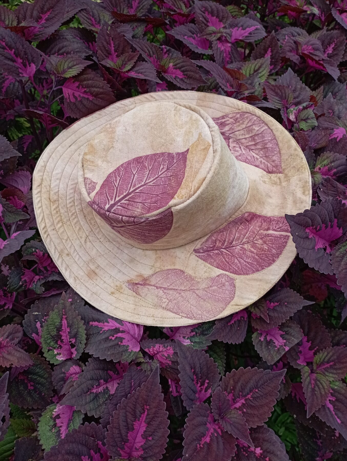 Topi pantai ecoprint